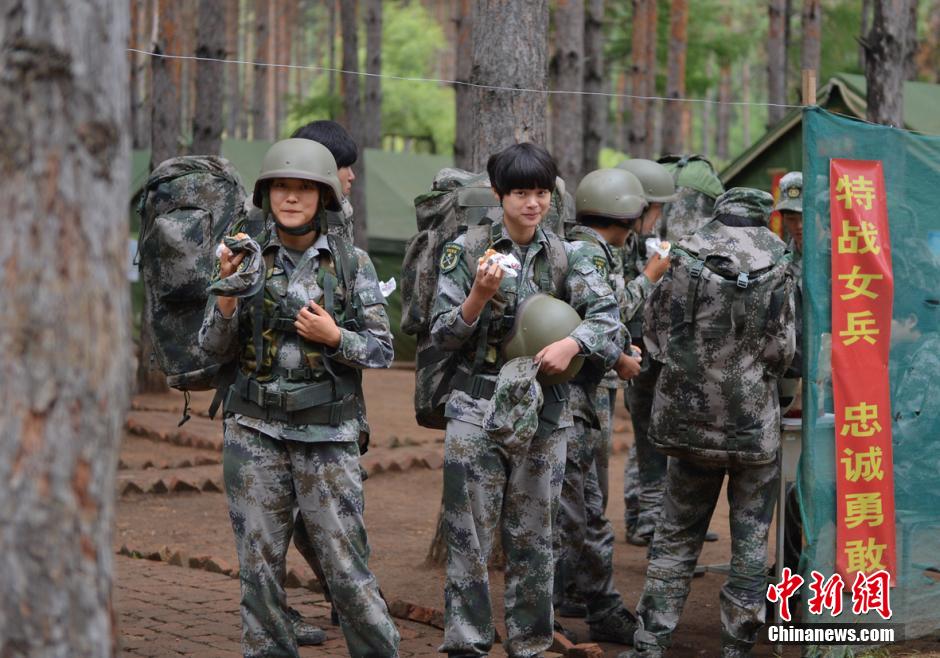 直击中国女子特战队:飒爽英姿