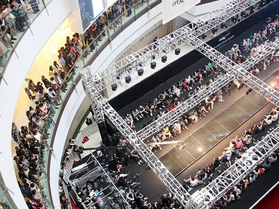 /enpproperty--> 新华网南京9月15日电(王伟 通讯员 徐国庆 苏士金)秋雨随风飘洒,诉说着亲人和战友们的悲痛和怀念。妻子,失去了一位相濡以沫的丈夫;儿子,失去了一位舔犊情深的父亲;战友,失去了一位刚正不阿的兄弟。9月12日上午,退休民警袁礼华的葬礼在淮安市清凉园举行。前来送行的,除了亲人,还有刚刚接到消息的老战友们。 弥留之际寄党费 9月9日,中秋节后的第一个工作日,淮安市公安局水警支队支队长邵照华刚到办公室就收到一封特快专递。打开后,他发现里面有一张信纸,还有120元现金。 信纸上,