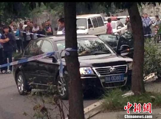 成都市城区杨柳南路 两名男子在轿车内死亡原因不明
