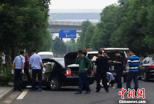 成都市城区杨柳南路 两名男子在轿车内死亡原因不明