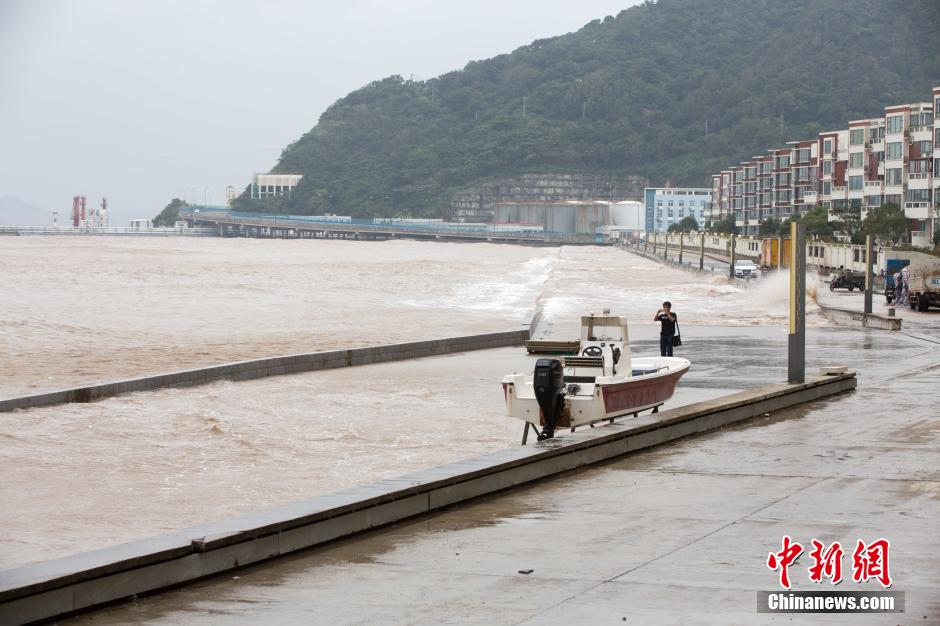 超强台风在浙江掀起巨浪 舟山上演惊涛拍岸