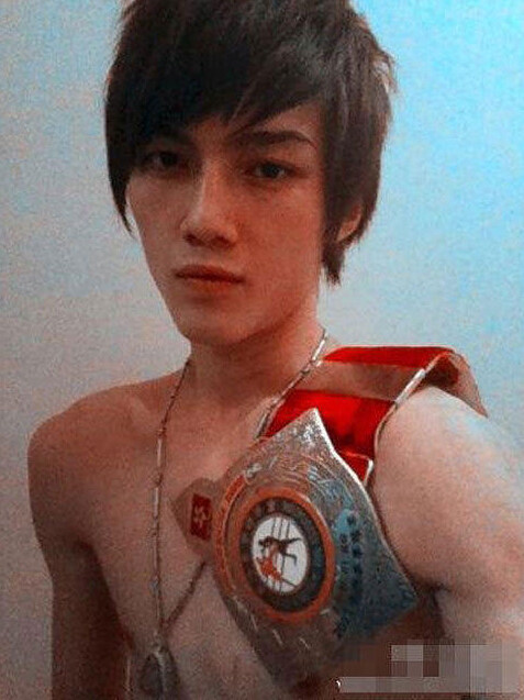 香港拳王承认当街持斧狂劈黑帮老大致死