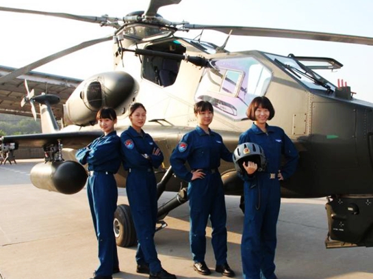 中国陆航首批武装直升机女飞行员亮相(组图)