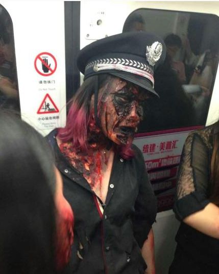 男子上海地铁扮僵尸吓坏乘客 被行政拘留