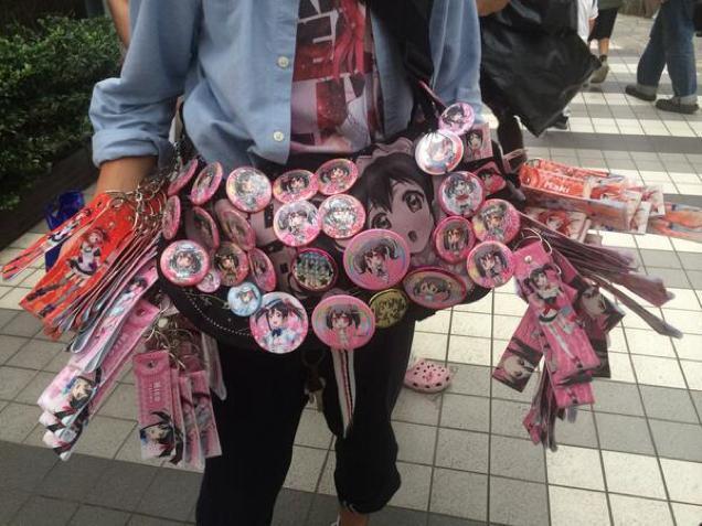 图为日本街头出现的《love live!》狂热粉丝.