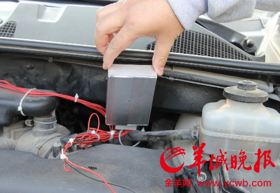 往汽車油箱里加注甲醇。 控制器體積僅手機大小,加裝在汽車發動機噴油嘴前,司機一踩油門,控制器僅需1秒時間即可自動識別燃料配比度,並自動記憶,使發動機正常工作。韋達爾科技公司總經理門光輝給記者介紹,控制器應用先進算法,動態調整發動機噴油量,使汽車達到所需做功熱量。另外,甲醇對油箱、油路雜質、火花塞、氣缸活塞等有清潔作用。 目前甲醇的價格約每升2元多,而汽油價格每升6、7元,如果加滿一箱汽油的小汽車可跑600多公里,則加滿一箱甲醇的小汽車同等條件下也可跑400多公里;而動力性能方面,甲醇汽車與汽油汽車不差