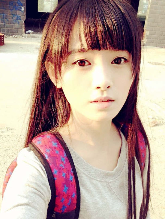据日本媒体报道,近日有日本媒体评选中国第一美女,不过出人意料的是,最终夺冠的并非是范冰冰、章子怡等国际范老牌美女,而是新生代中国少女偶像团体SNH48的成员鞠婧祎。鞠婧祎作为一个90后,爱玩是天性,她的兴趣爱好也喜欢动漫游戏。