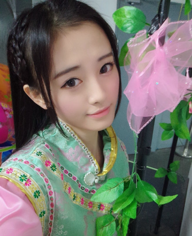 据日本媒体报道,近日有日本媒体评选中国第一美女,不过出人意料的是,最终夺冠的并非是范冰冰、章子怡等国际范老牌美女,而是新生代中国少女偶像团体SNH48的成员鞠婧祎。鞠婧祎作为一个90后,爱玩是天性,她的兴趣爱好也喜欢动漫游戏。