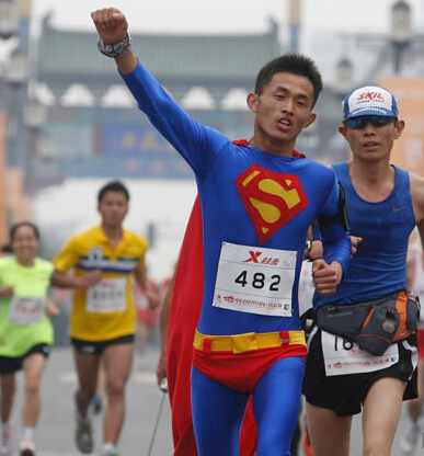 广州马拉松今日开跑 全景式多方位图片!(来源于羊城晚报)