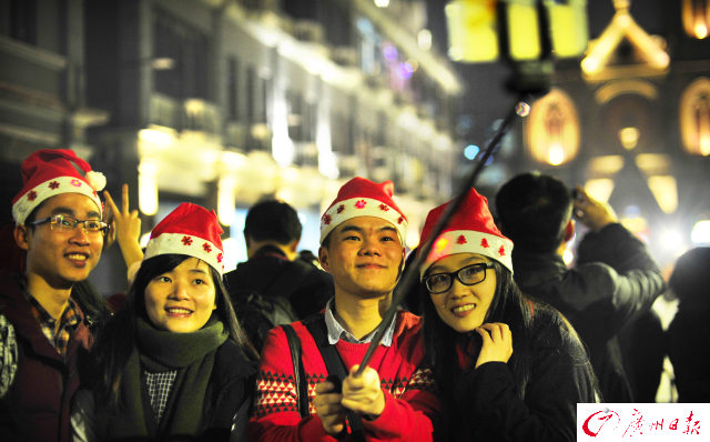 广州平安夜 街头人头涌涌充满圣诞气氛