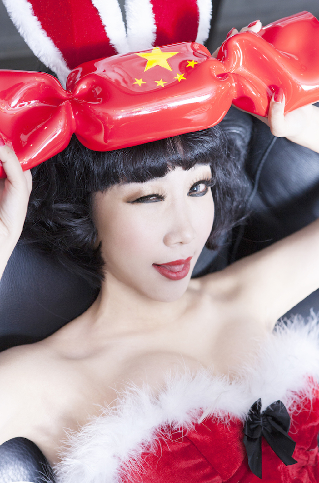 圣诞福利:徐冬冬曝床照 苏西装扮爆性感(组图)