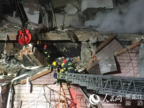 哈尔滨居民楼大火垮塌 消防员3人罹难2人失联