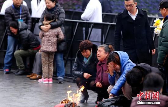 图为上海外滩踩踏事件遇难者家属前往事发地哀悼.