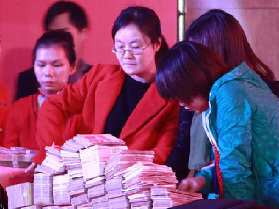 东莞一公司年会现场派三百多万现金