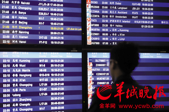 　　2月4日晚，白云机场屏幕显示当晚最迟的航班为23：20