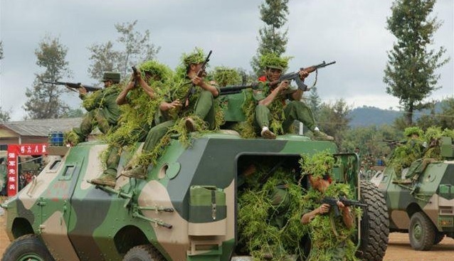 缅甸佤邦联合军装备的中国产装甲车,士兵手中还用着81式自动步枪