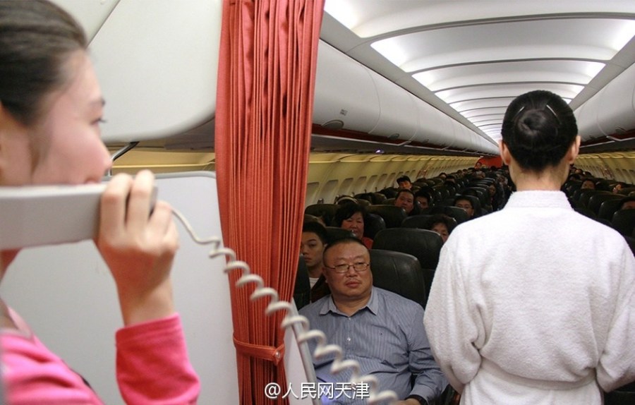 <em>空姐</em>身着<em>睡衣现身客舱</em> 呼吁关注睡眠质量 - 金