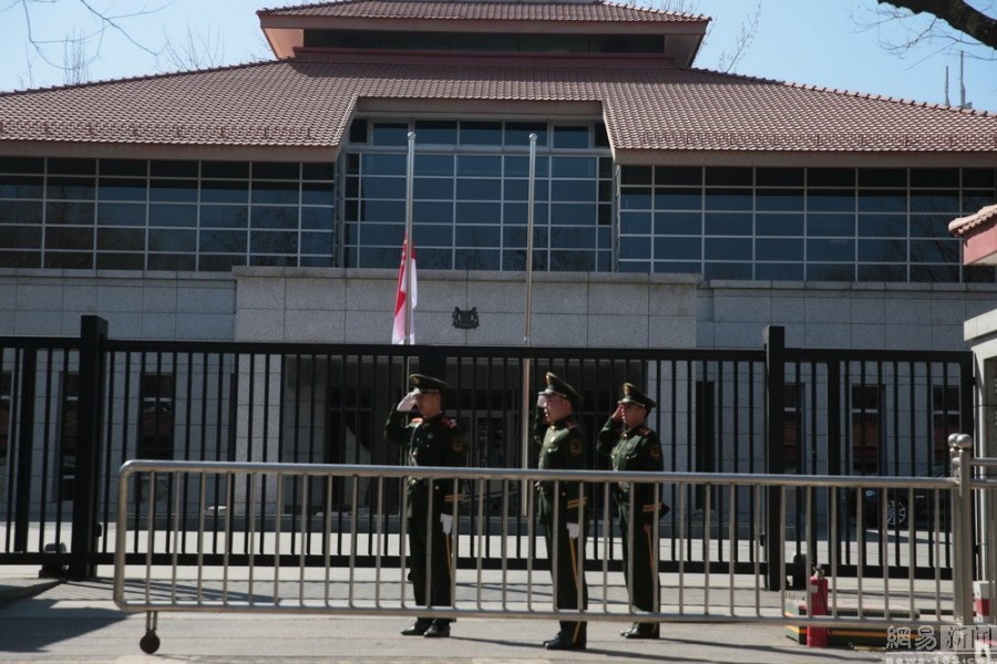 新加坡驻华大使馆降半旗纪念李光耀(组图)