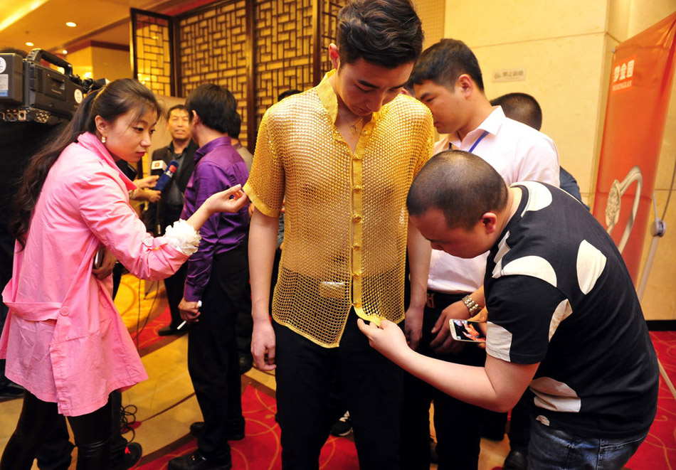 女<em>模特</em>穿1.5公斤黄金<em>女式内衣</em>走秀惊爆眼球 - 