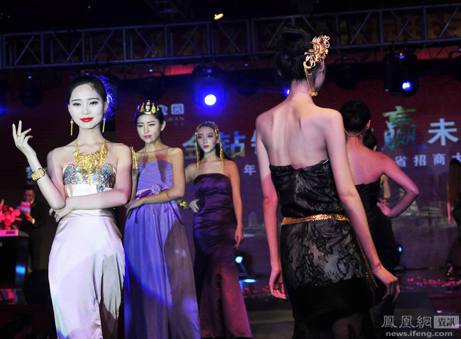 女<em>模特</em>穿1.5公斤黄金<em>女式内衣</em>走秀惊爆眼球 - 