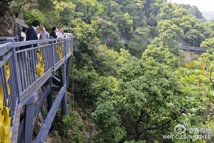 悬空玻璃桥亮相白云山 请把"胆子"一同带过来