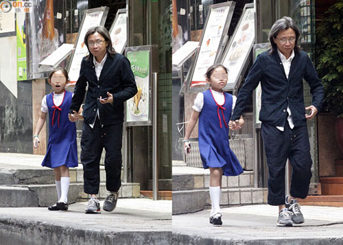 <em>陈可辛</em>亲自接<em>女儿</em>放学 手拉手一起过马路(图)_