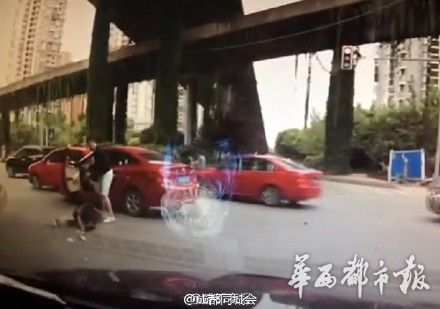 成都<em>女司机被打</em>续:双方两次 斗车 相互喊话 男子