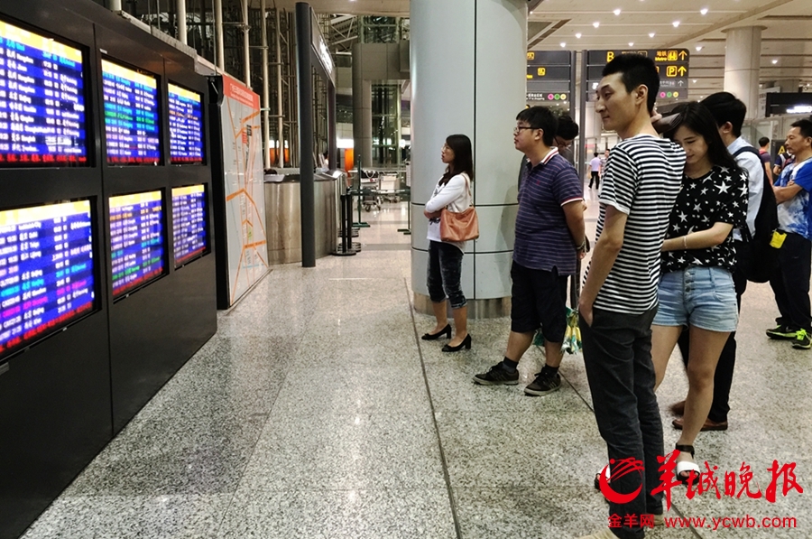 暴雨致航班大面积延误 滞留乘客凌晨大闹白云机场
