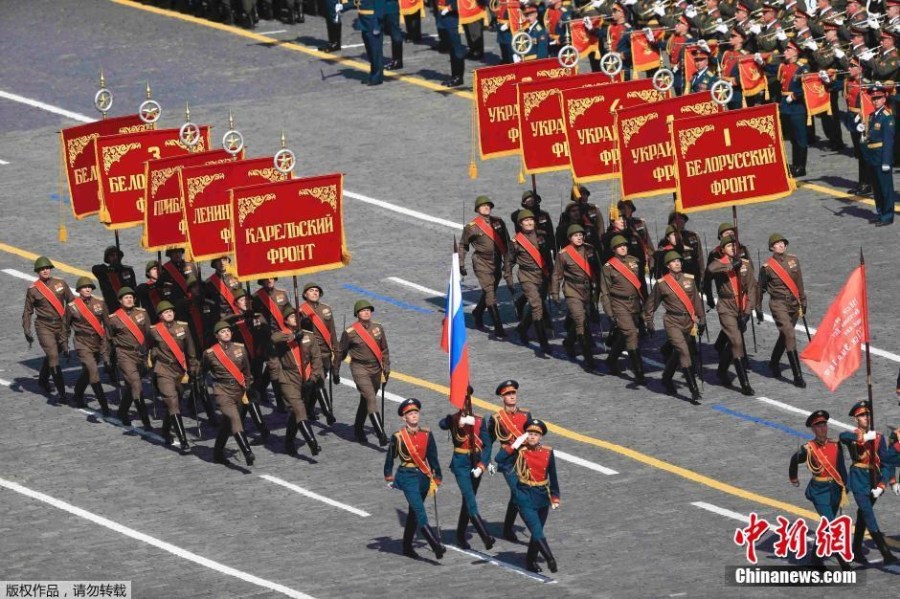 图为当地时间2015年5月9日,俄罗斯莫斯科,红场阅兵现场,二战时期军旗