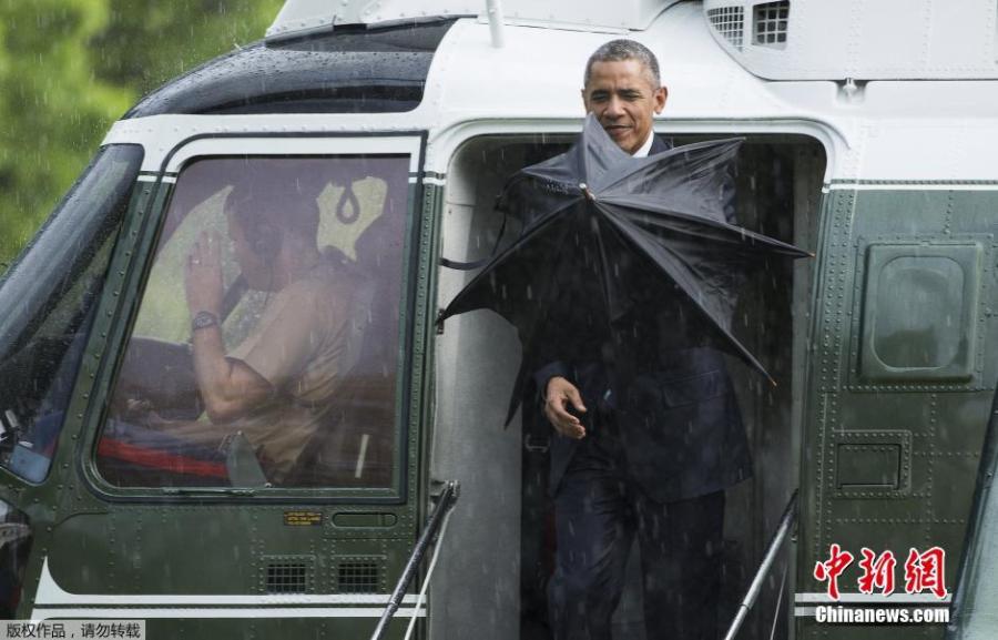 奥巴马雨中为女官员顶风撑伞 