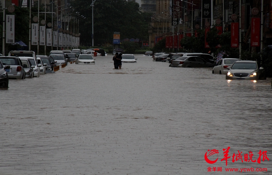 暴雨袭击东莞 道路积水严重