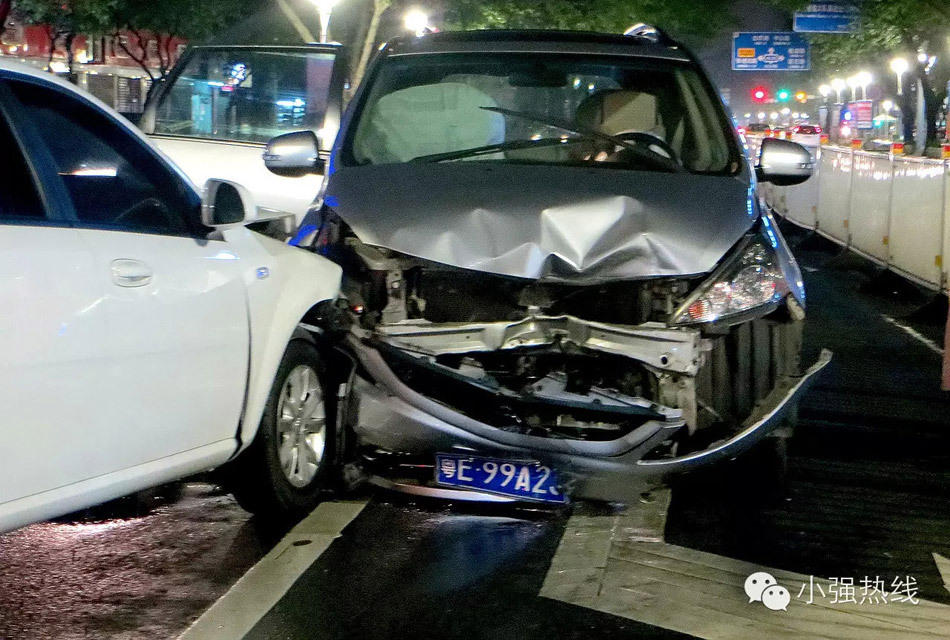 一个老板开着辆qq撞车了,被女车主嘲笑,后来打电话让他员工送来一辆