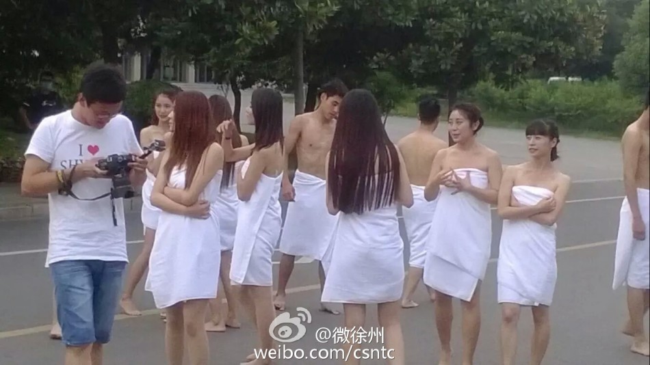 中国矿业大学男<em>女生</em>裹<em>浴巾</em>混拍毕业照被疯转 