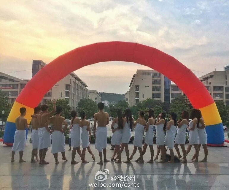 中国矿业大学男女生裹浴巾混拍毕业照被疯转