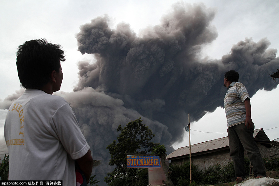 印尼锡纳朋火山接连喷发 烟雾弥漫似灾难电影