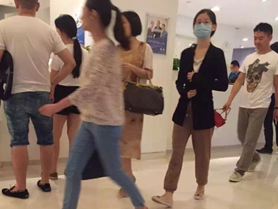 网<em>曝奶茶妹</em>现身医院<em>孕检</em> 被吐槽穿着老气 - 金