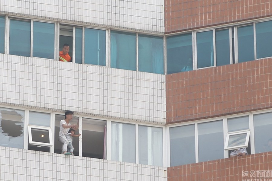 郑州一男子腰上绑孩子跳楼 疑因孩子非亲生一