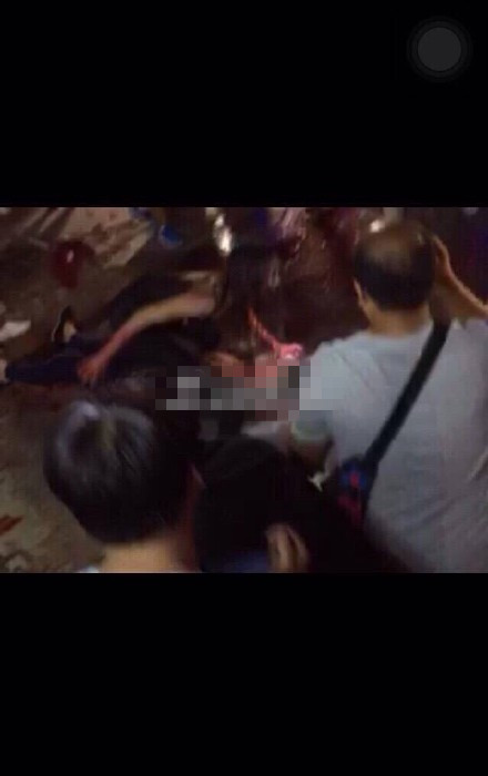 广州南田路有女丧尸咬死人?原来是拍戏现场_