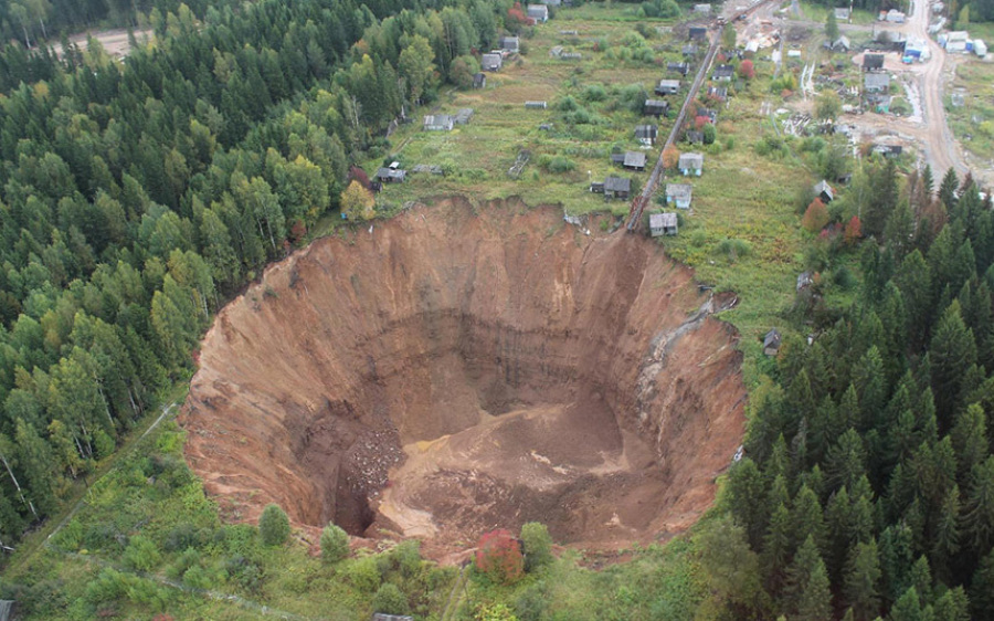 俄罗斯一处度假地区地表塌陷形成巨坑