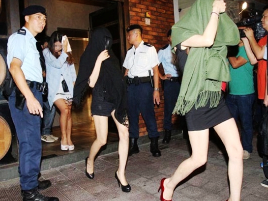 香港夜查黑帮酒吧扫黄 拘捕62名打扮性感的陪酒女