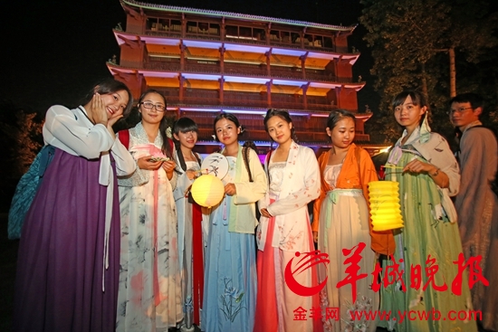 广州博物馆首次尝试夜间开放 上演拜月迎寒仪式 广州博物馆首次尝试夜间开放 上演拜月迎寒仪式
