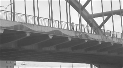  女子往河里撒现金  撒了7次好几万引众人哄抢_