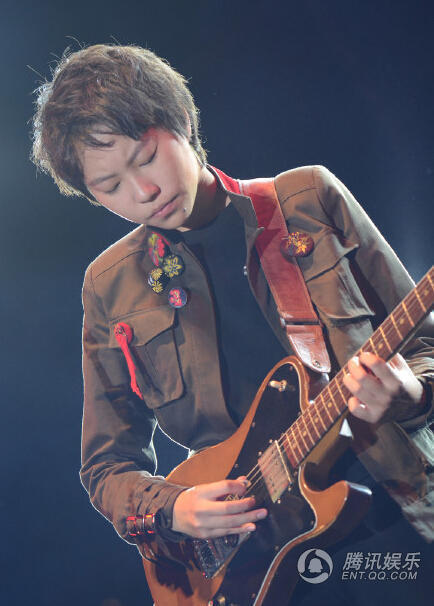 王菲女儿 窦靖童内地首唱  王菲没来 李亚鹏带李