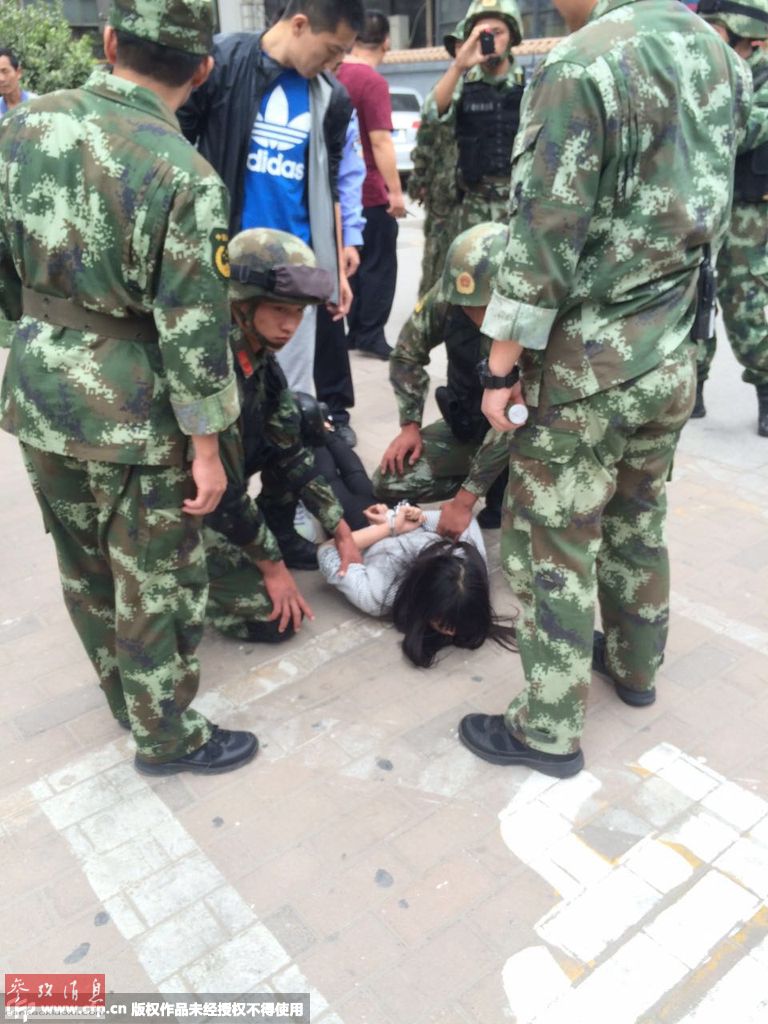 郑州一 女子 持刀 挟持 酒店女 服务员  特警展开营