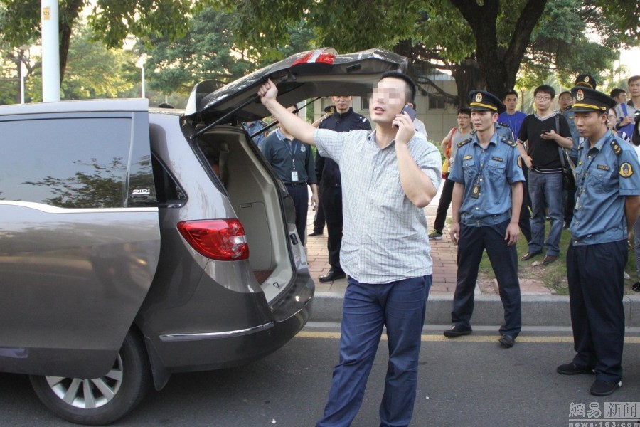 广州黑车司机自称 有关系 抗拒执法被制服