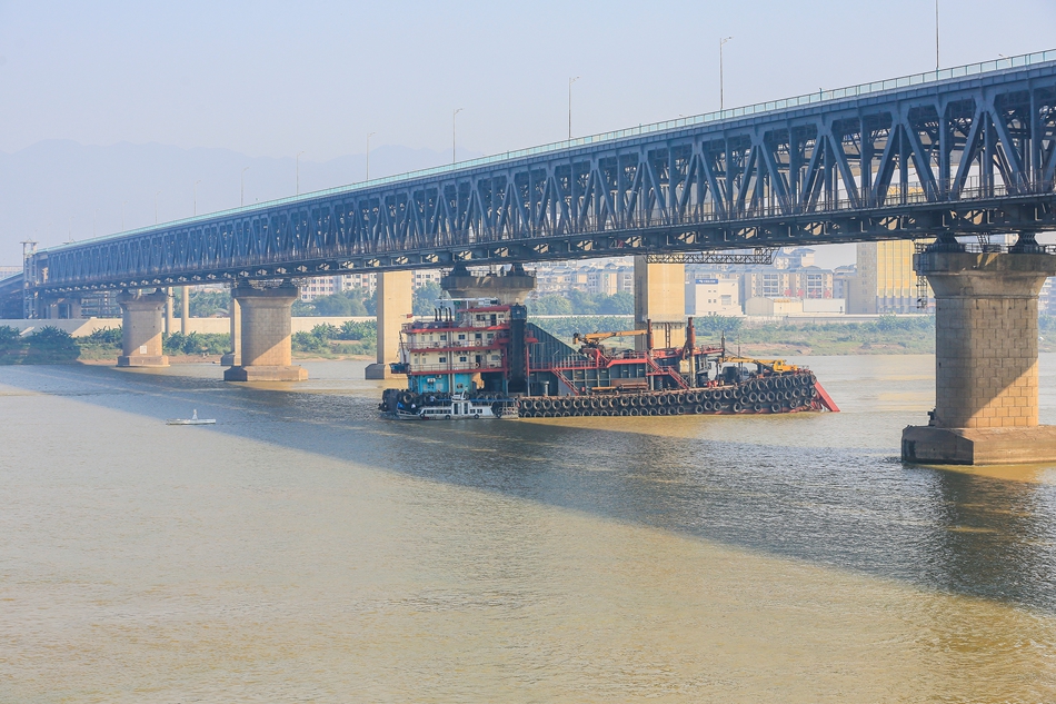  广东西江大桥被 船撞击受损 31趟列车调整大批