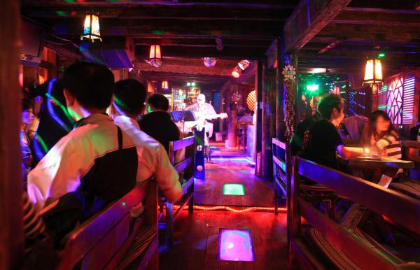  丽江 古城整改后 酒托仍猖獗  竟提千元陪睡 - 金