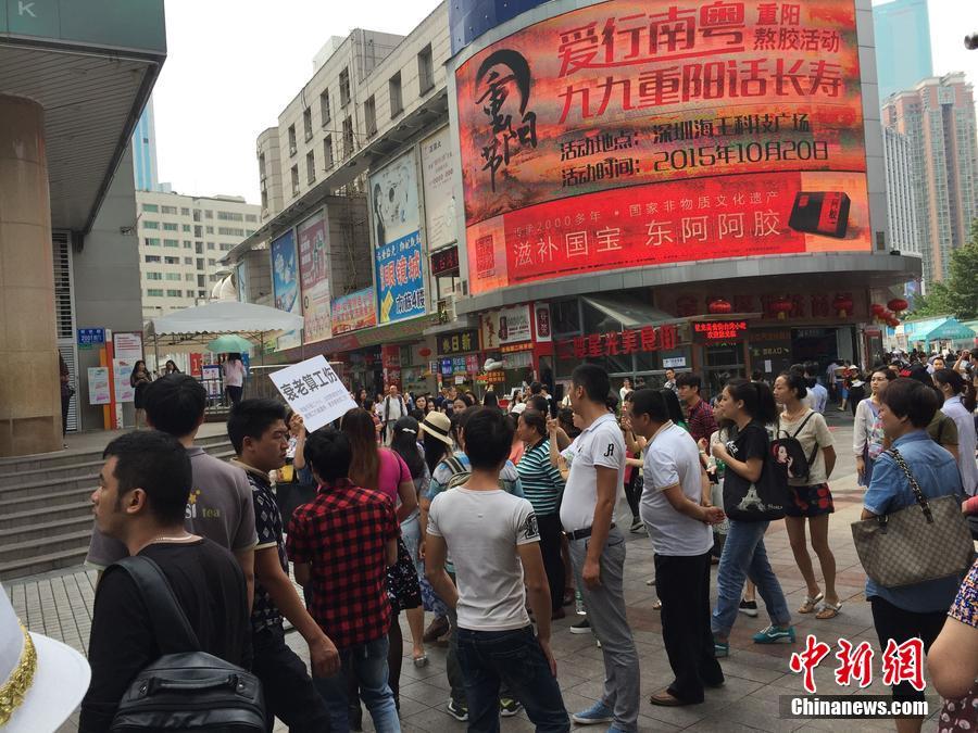 深圳女白领当街控诉 要求 熬夜衰老算工伤 _扬子