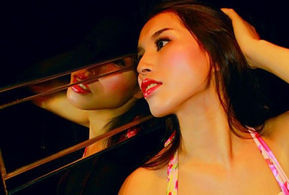 网友拍摄酒吧比基尼大片酒色迷离 - 金羊网