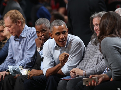 奥巴马与各界名流观战 NBA揭幕战  密切注意场
